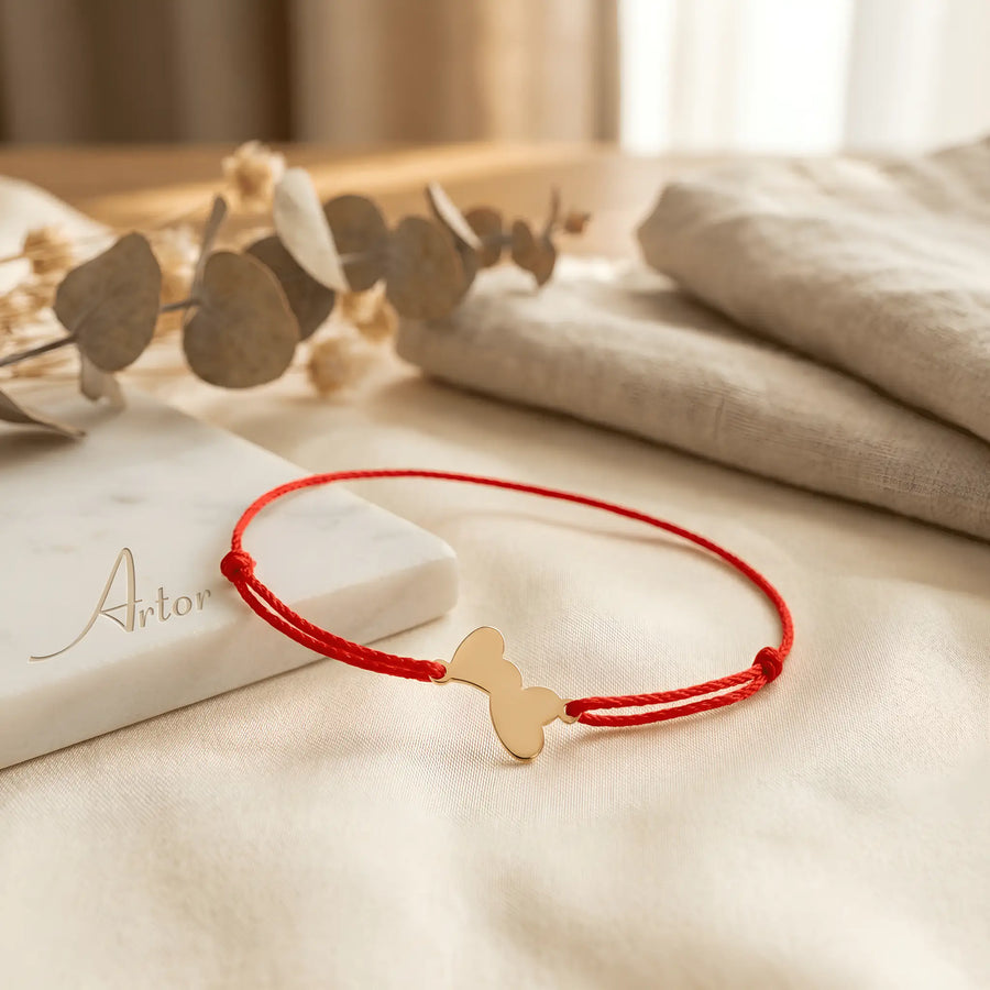 Brățară aur 14K cu șnur roșu și pandantiv două inimi unite vârf la vârf 15×8 mm