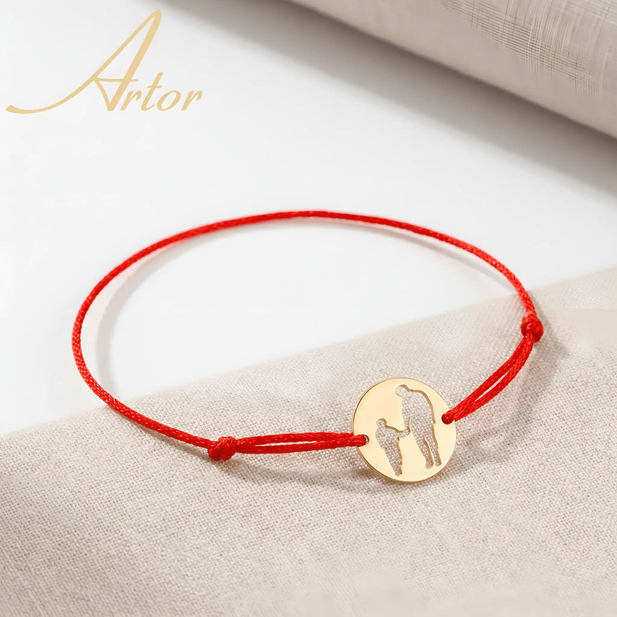Brățară aur 14K cu șnur roșu și pandantiv bănuț tată și copil 14×14 mm