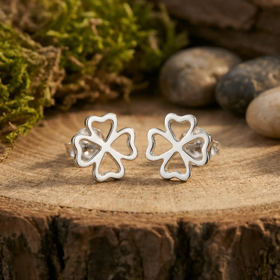Cercei stud argint 925 rodiat trifoi 4 foi outline 8.5mm — vedere frontală pe lemn