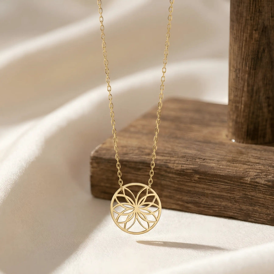 Colier aur galben 14K cu pandantiv disc rotund Floarea Vieții cu șase petale geometrice intersectate, lanț subțire anchor pe drapaj satinat alb cu suport lemn