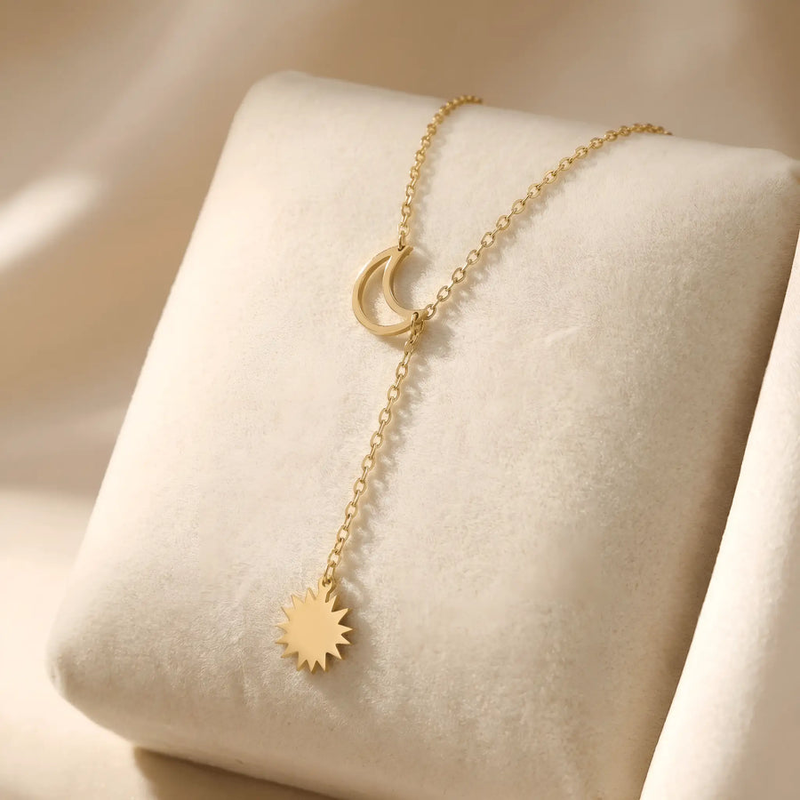 Colier lariat aur 14K cu lună outline prin care trece lanțul și soare suspendat jos