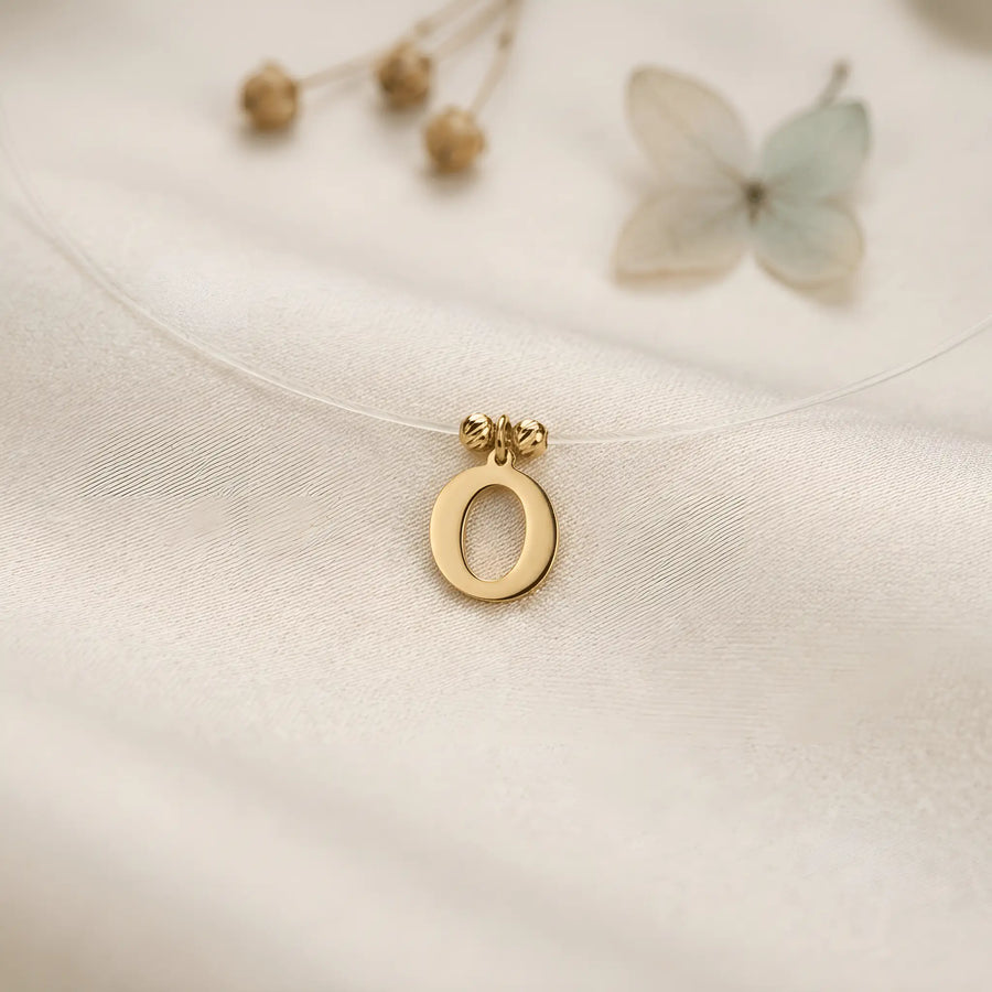 Colier aur 14K cu pandantiv litera O oval pe fir transparent — model floating