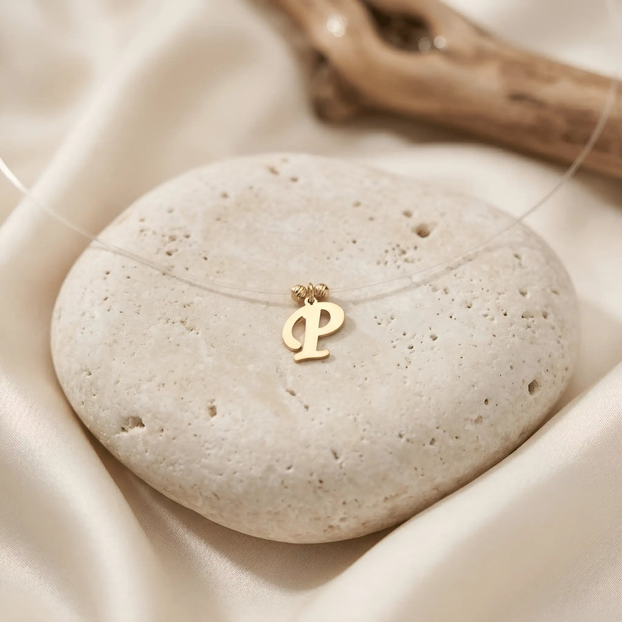 Colier aur 14K cu pandantiv litera P cursivă pe fir transparent — model floating