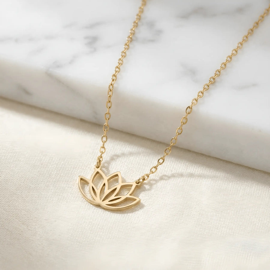 Colier aur galben 14K cu pandantiv lotus deschis cu cinci petale conturate, lanț subțire anchor pe marmură albă cu textil crem