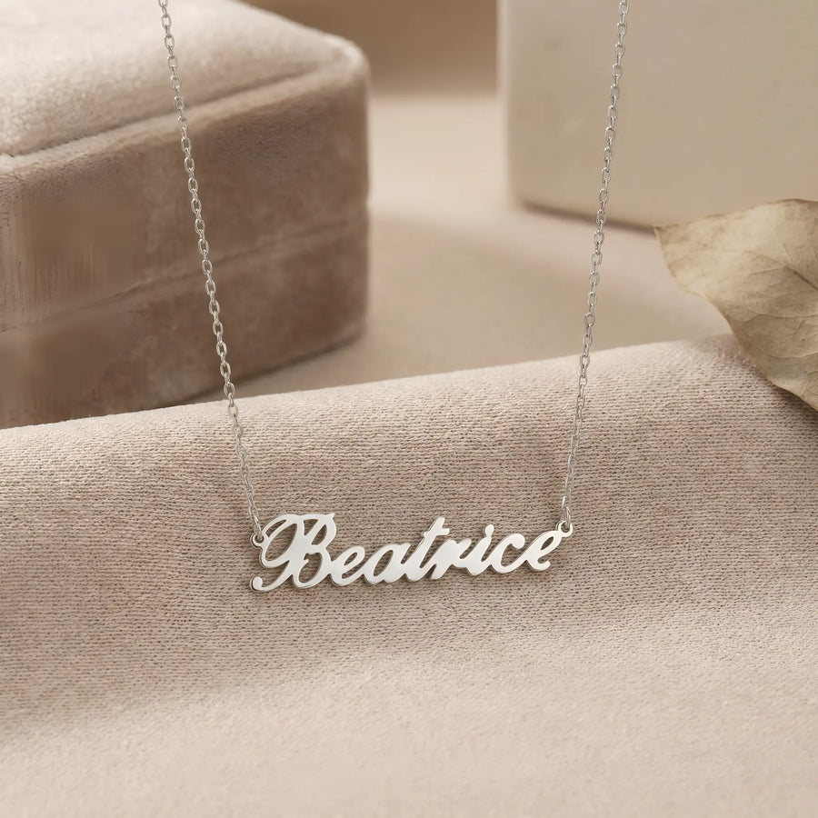 Lănțișor argint 925 rodiat personalizat cu numele Beatrice decupat în scriere cursivă elegantă pe textil bej cu cutie velvet în plan secund, lanț subțire alb-platinat