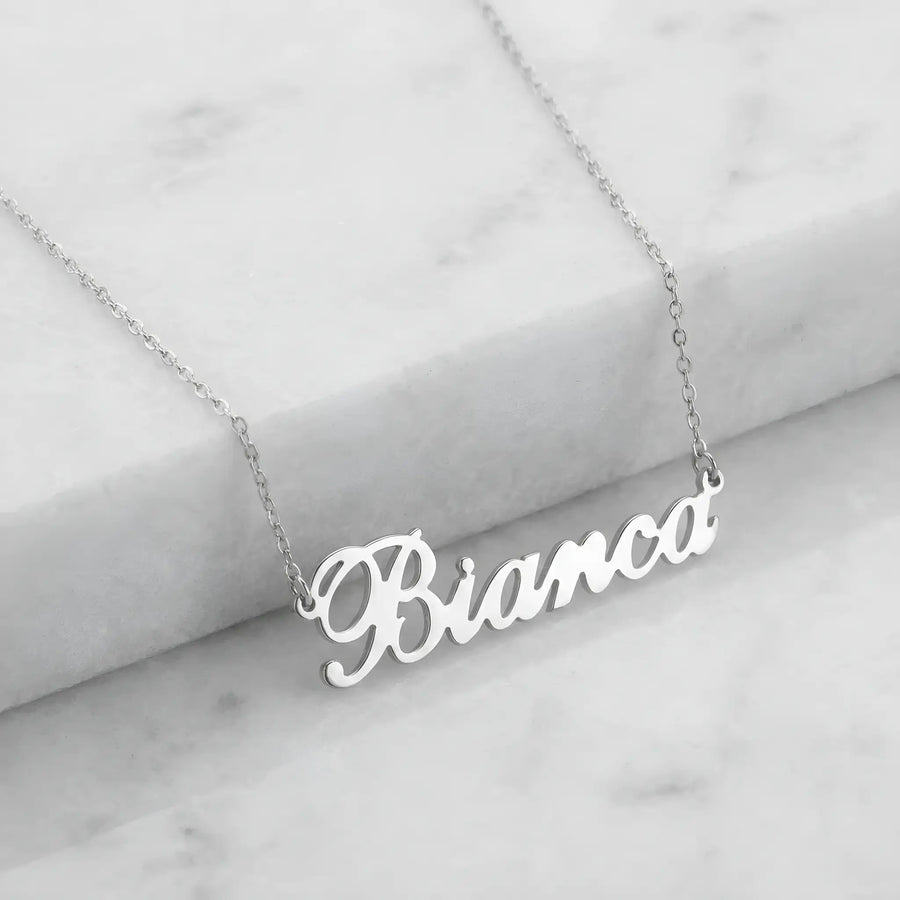 Lănțișor argint 925 rodiat personalizat cu numele Bianca decupat în scriere cursivă elegantă pe lanț subțire alb-platinat, ambianță marmură albă