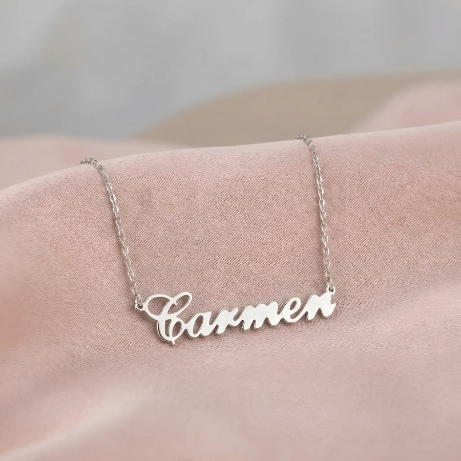 Lănțișor argint 925 rodiat personalizat cu numele Carmen decupat în scriere cursivă elegantă pe textil roz mătăsos, lanț subțire alb-platinat