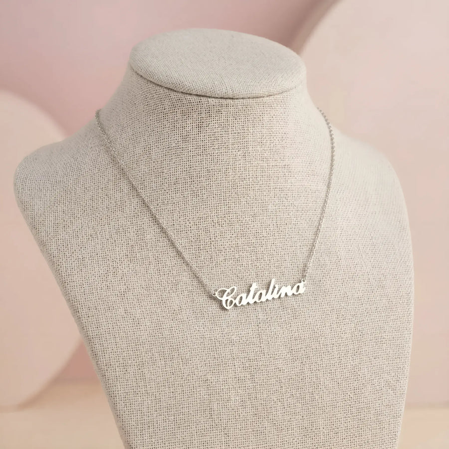 Lănțișor argint 925 rodiat personalizat cu numele Catalina decupat în scriere cursivă elegantă pe bust display textil natural pe fundal roz, lanț subțire alb-platinat