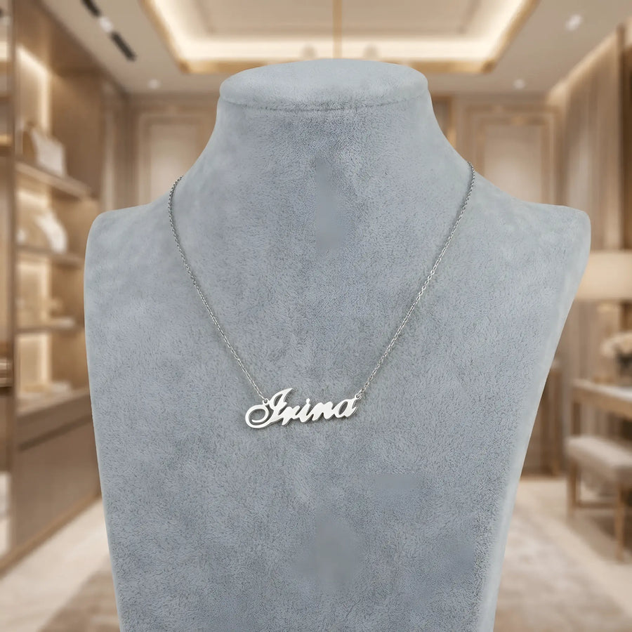 Lănțișor argint 925 rodiat personalizat cu numele Irina decupat în scriere cursivă elegantă pe bust display gri velvet în showroom, lanț subțire alb-platinat