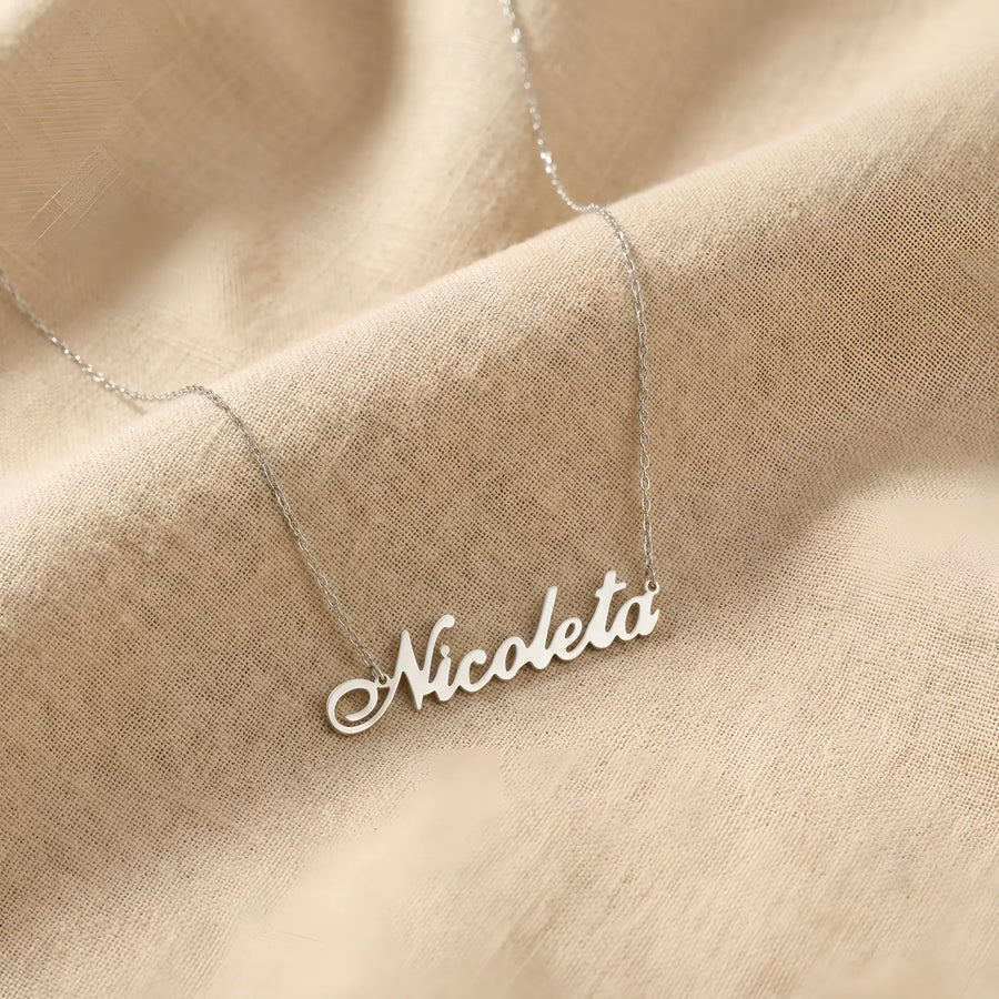 Lănțișor argint 925 rodiat personalizat cu numele Nicoleta decupat în scriere cursivă elegantă pe textil bej crem, lanț subțire alb-platinat