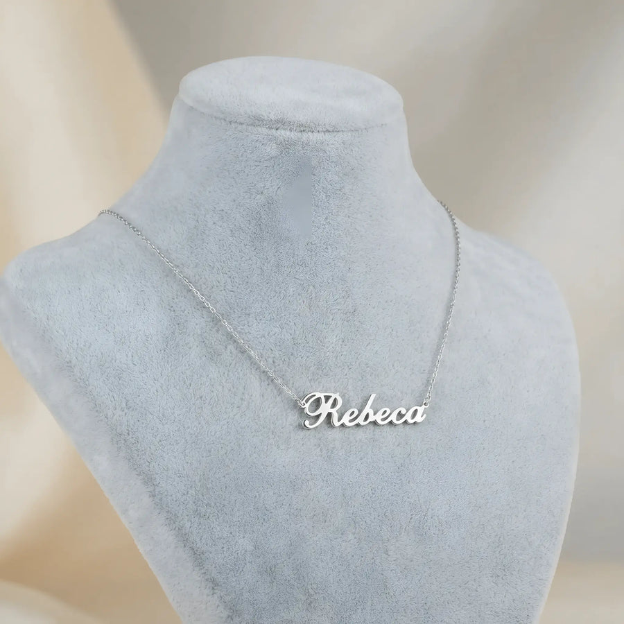 Lănțișor argint 925 rodiat personalizat cu numele Rebeca decupat în scriere cursivă elegantă pe bust display gri velvet, lanț subțire alb-platinat