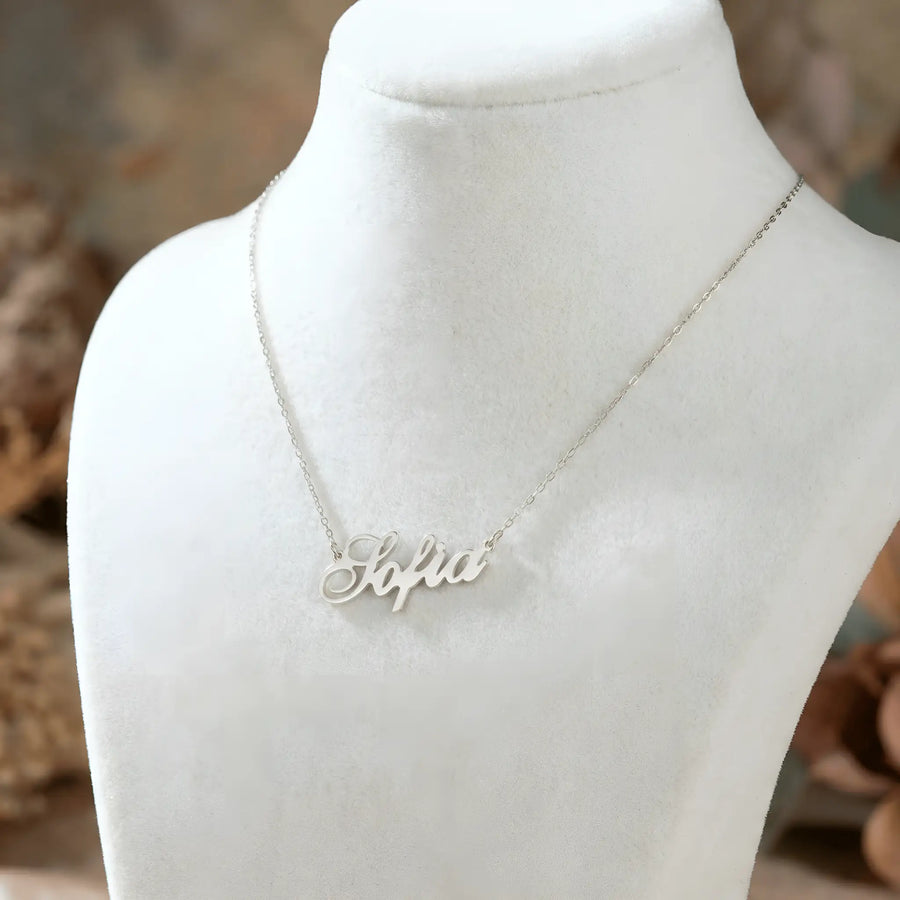 Lănțișor argint 925 rodiat personalizat cu numele Sofia decupat în scriere cursivă elegantă cu S ondulat pe bust display alb, lanț subțire alb-platinat