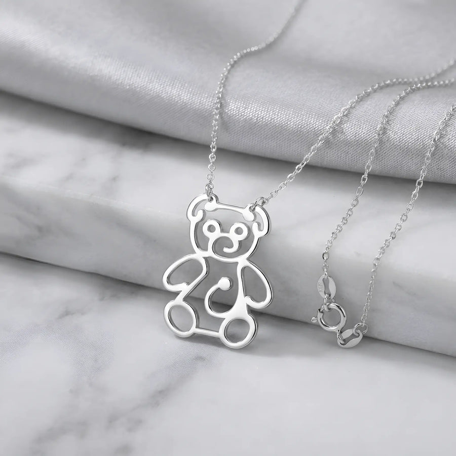 Lănțișor argint 925 rodiat cu pandantiv ursuleț stilizat outline (teddy bear) pe lanț subțire alb-platinat, cu carabină vizibilă, ambianță marmură albă