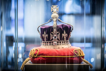 replica a coroanei reginei mame britanice cu diamantul Koh-i-Noor montat in fata