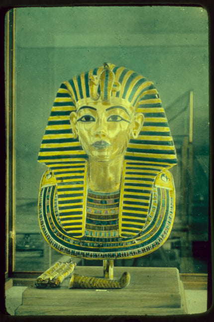 masca funerara de aur a lui Tutankhamon prim-plan pe chip la Muzeul Egiptean
