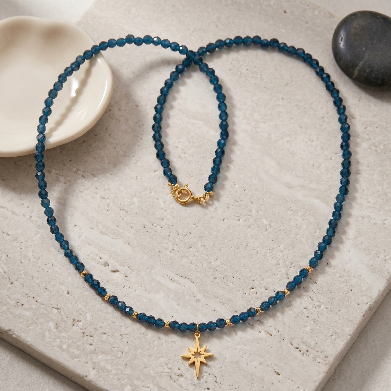 Colier Aur 14K cu Cristale și Pandantiv Steaua Nordului – Bijuterie Călăuză Elegantă