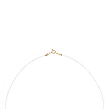 Detaliu sistem de inchidere colier pe fir transparent din aur