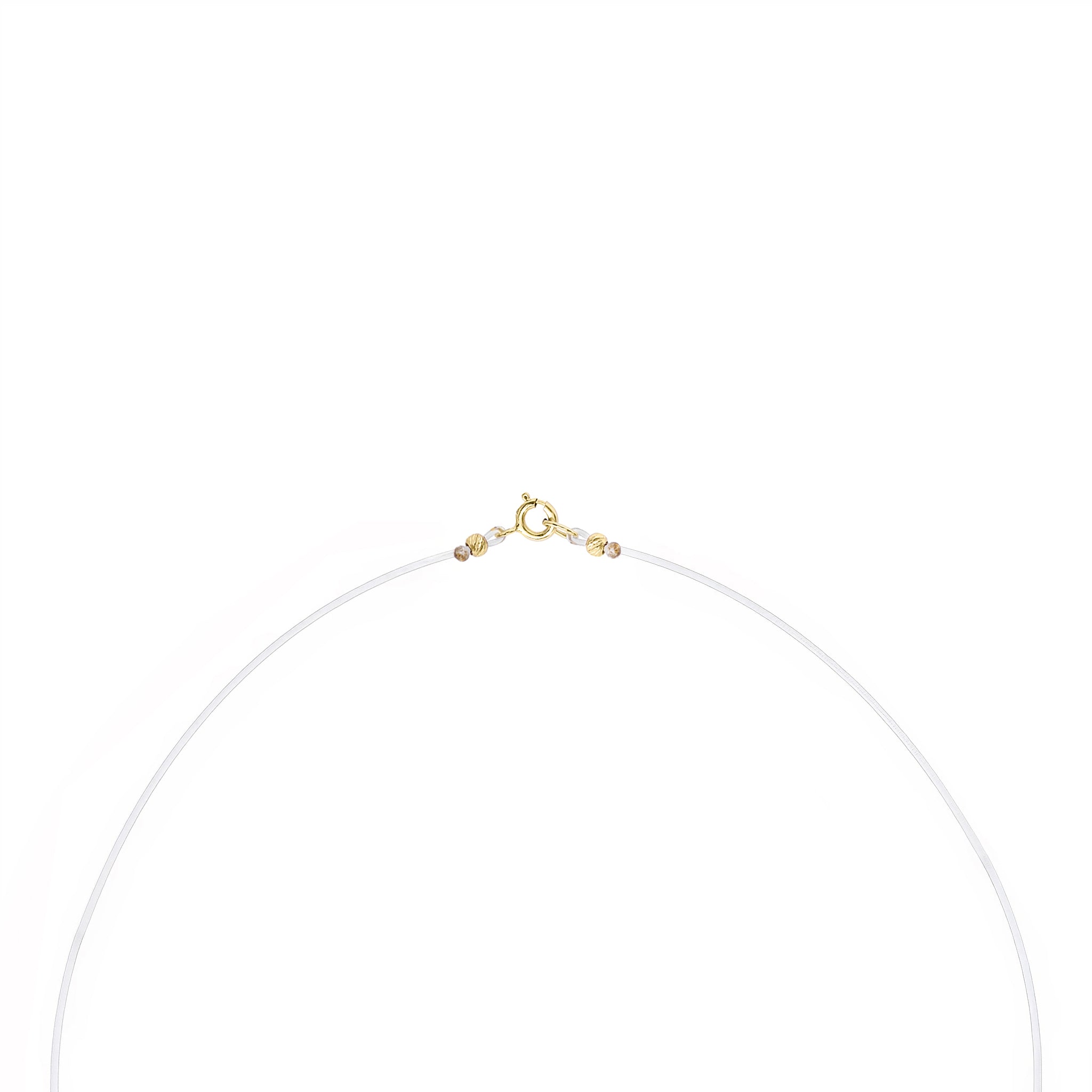 Detaliu sistem de inchidere colier pe fir transparent din aur