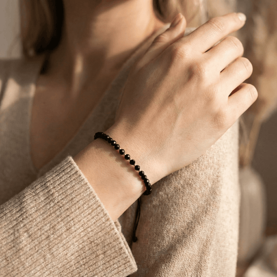 Brățară Aur 14K cu Șnur, 5 Bile Aur și Cristale Negre – Bijuterie Reglabilă Elegance