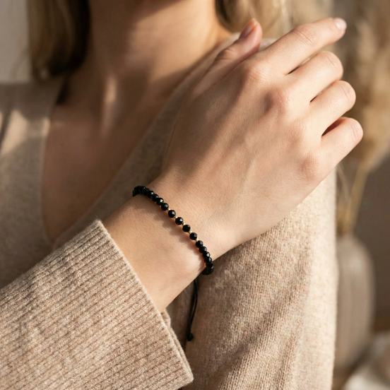 Brățară Reglabilă cu 5 Bile de Aur și Cristale Negre