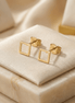 Cercei Aur 14K Stud Pătrat Contur – Geometrie Minimalistă