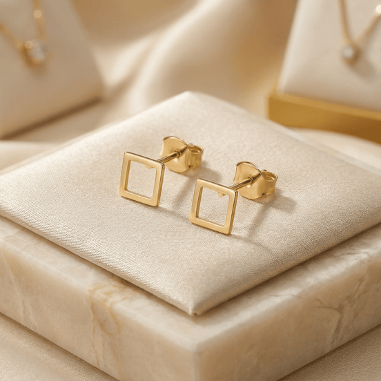 Cercei Aur 14K Stud Pătrat Contur – Geometrie Minimalistă