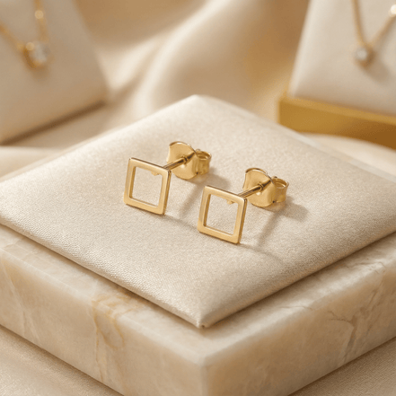 Cercei Aur 14K Stud Pătrat Contur – Geometrie Minimalistă