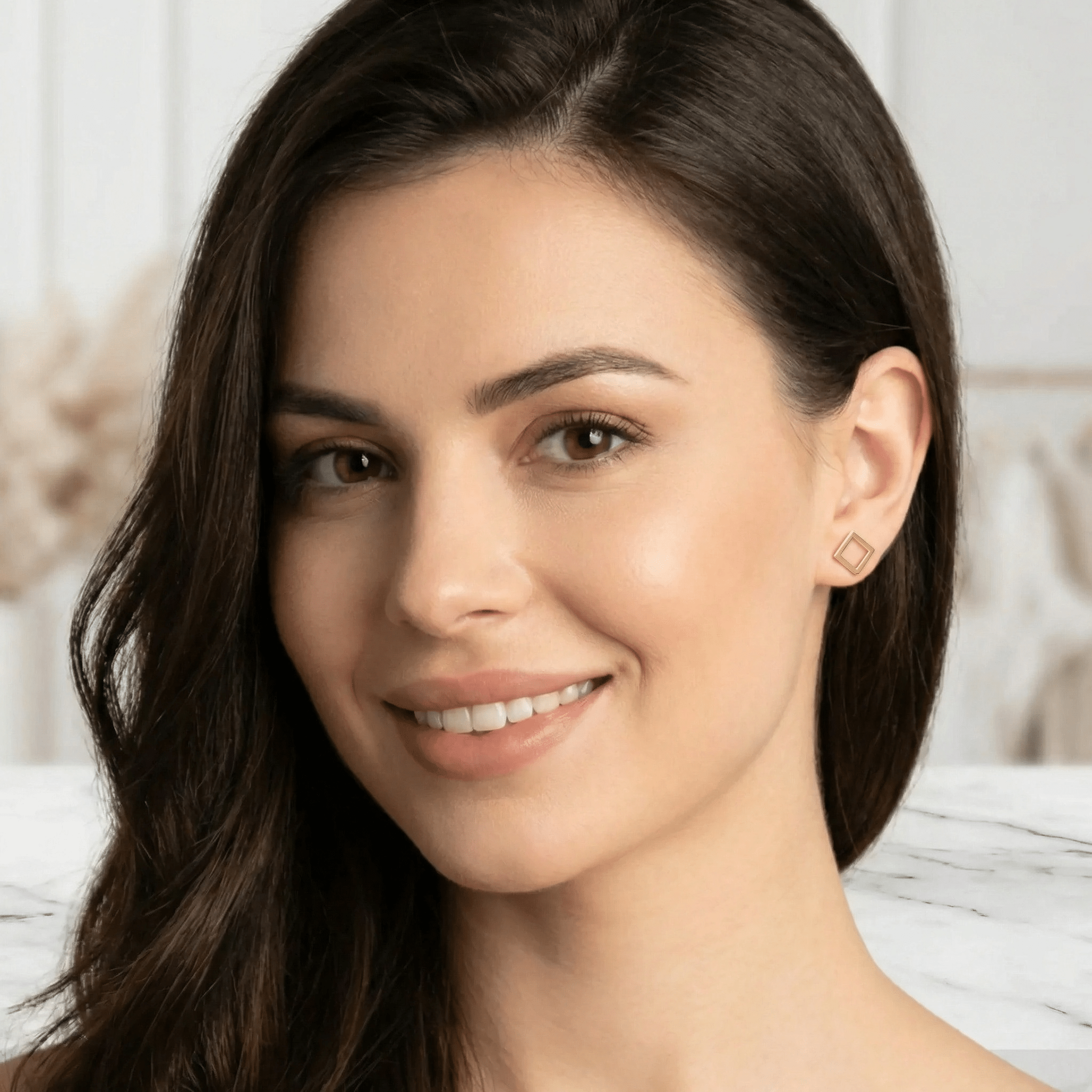 Cercei Aur 14K Stud Pătrat Contur – Geometrie Minimalistă