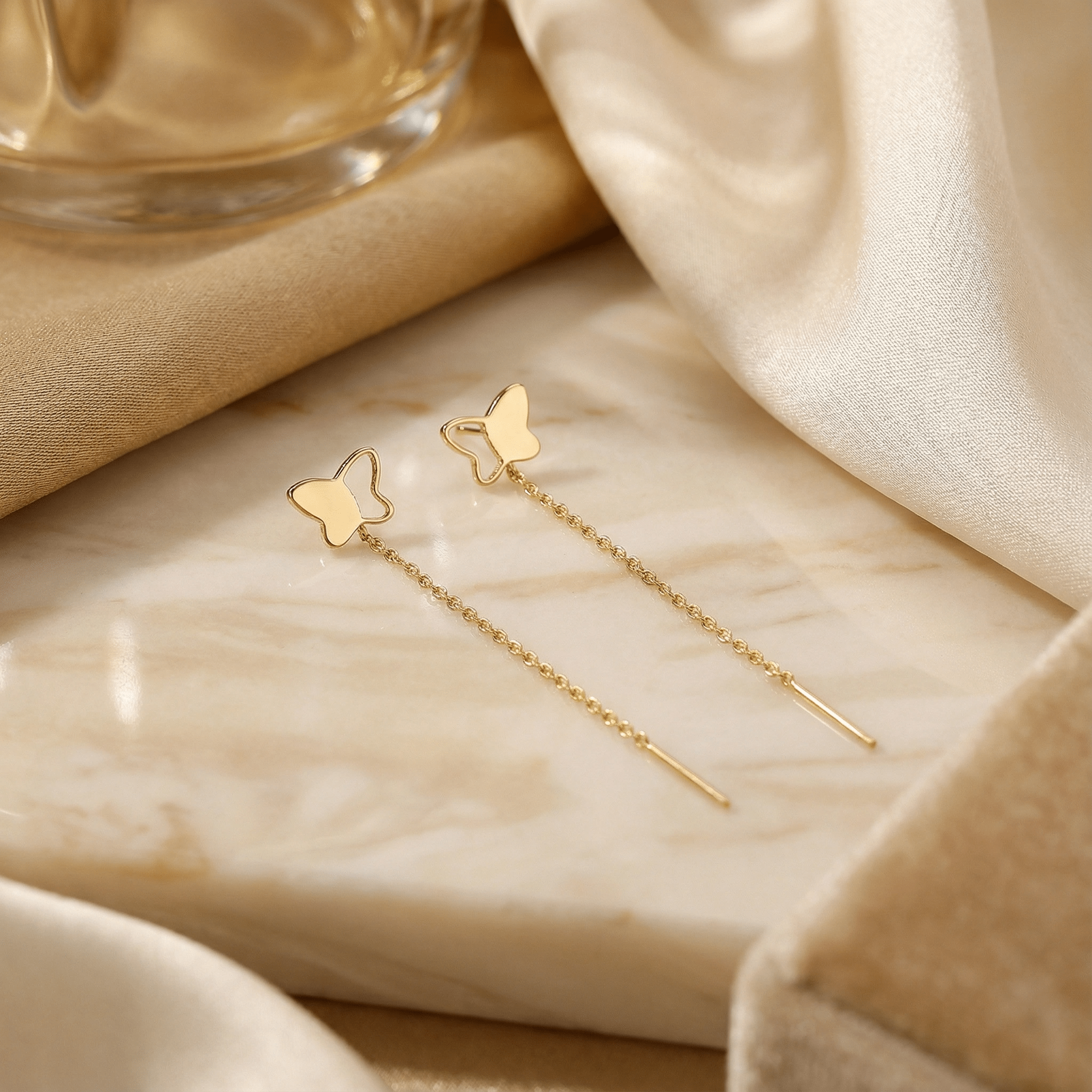 Cercei Threader Aur 14K cu Fluture în Profil – Eleganță în Zbor