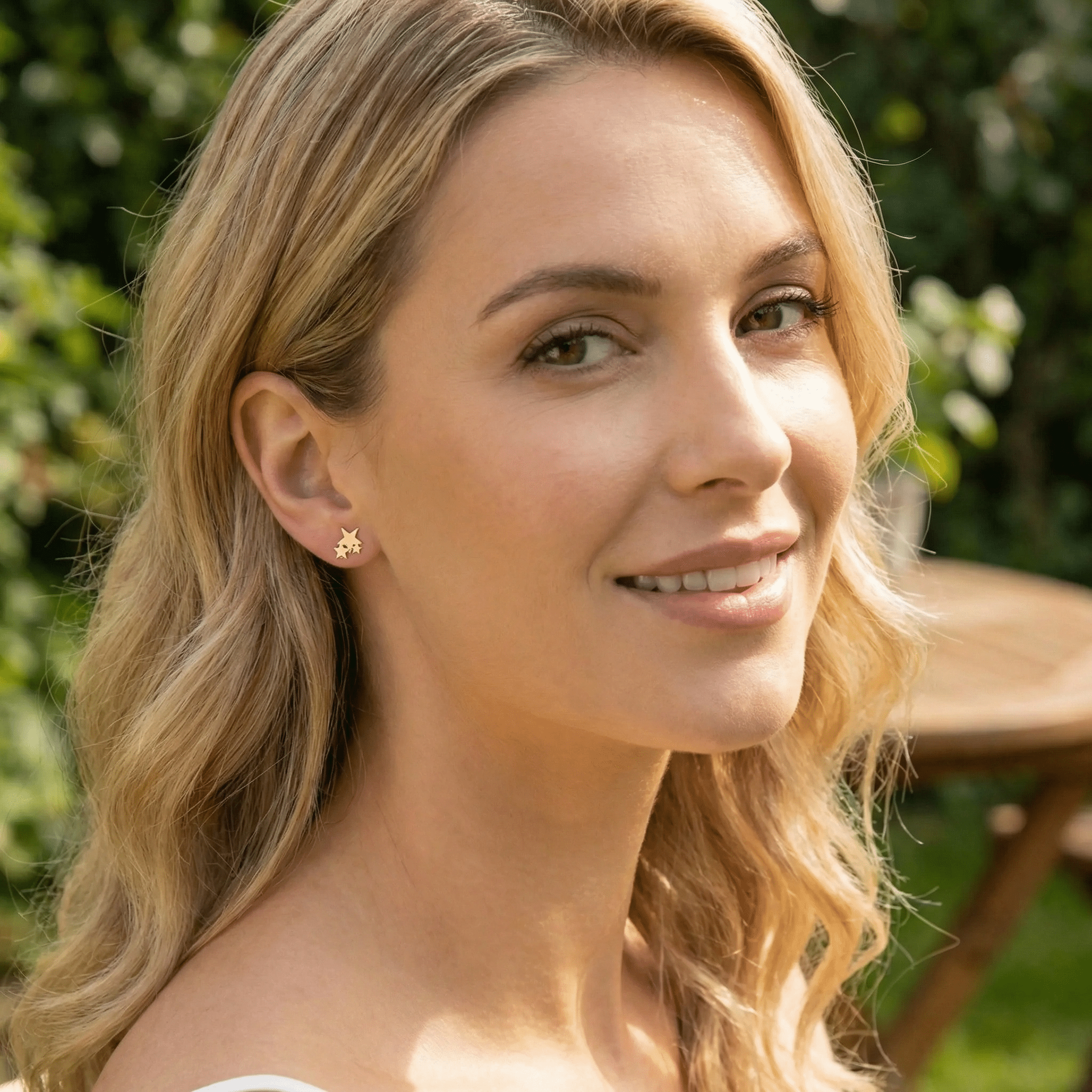 Cercei Aur 14K Stud cu 3 Stele – Strălucire Celestă