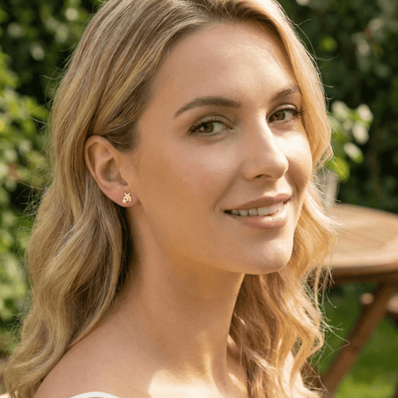 Cercei Aur 14K Stud cu 3 Stele – Strălucire Celestă