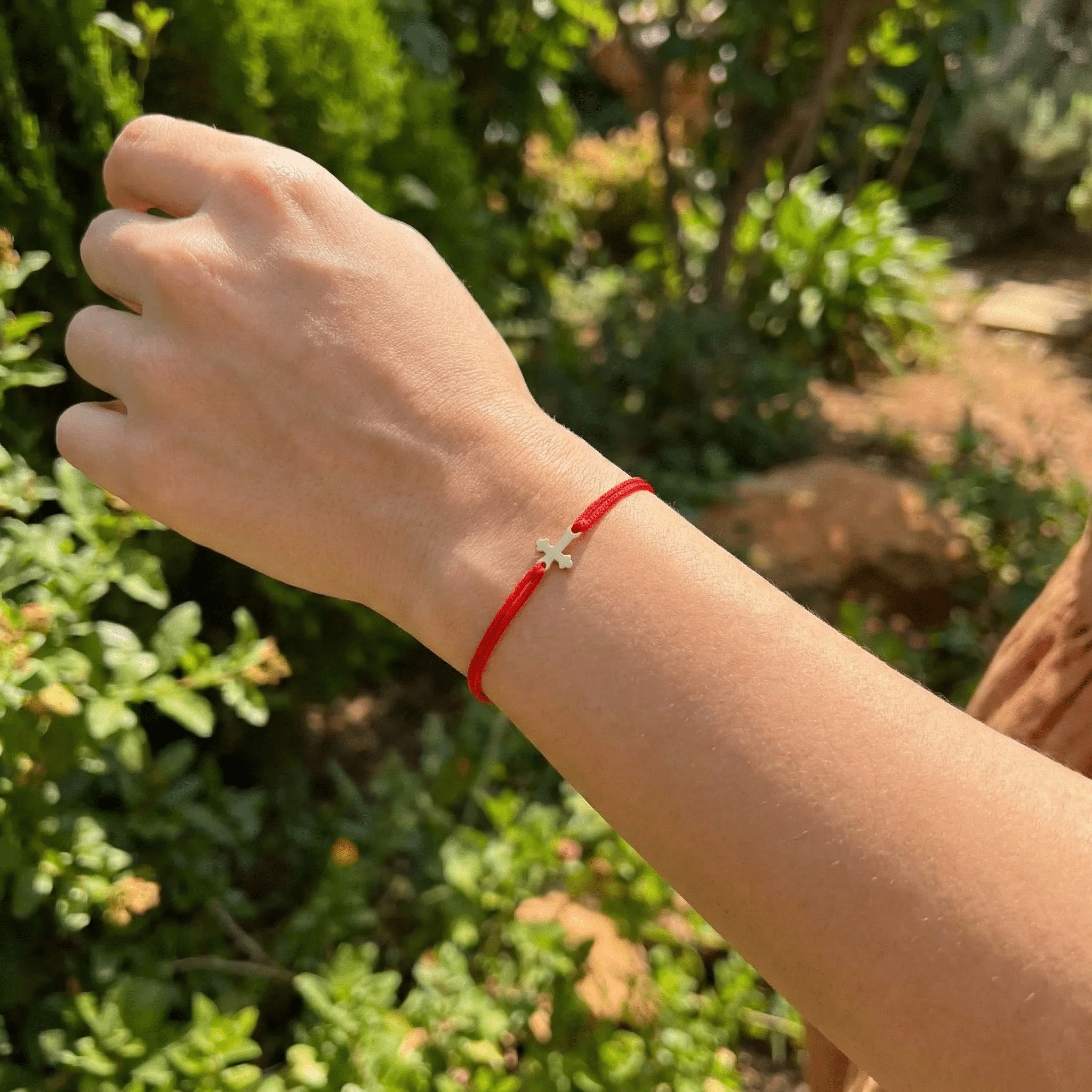 Brățară Aur 14K cu Șnur și Cruce Stilizată – Talisman Protector Reglabil