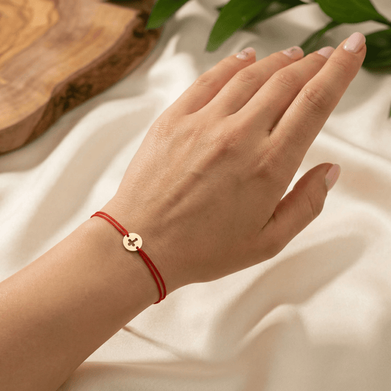 Brățară Aur 14K cu Șnur și Bănuț Cruce Stilizată – Simbol Modern cu Garanție și Cutie Cadou