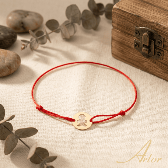 Brățară Aur 14K cu Șnur și Bănuț Băiețel – Cadou Special de Botez sau Nou-Născut