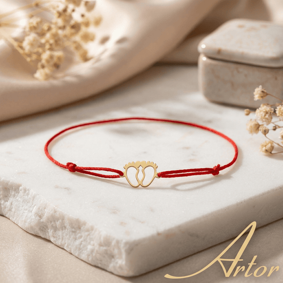 Brățară Aur 14K cu Șnur și Pandantiv Bebeluș – Cadou Botez