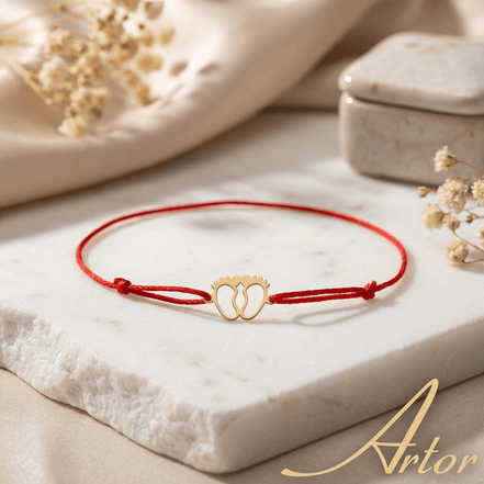 Brățară Aur 14K cu Șnur și Pandantiv Bebeluș – Cadou Botez