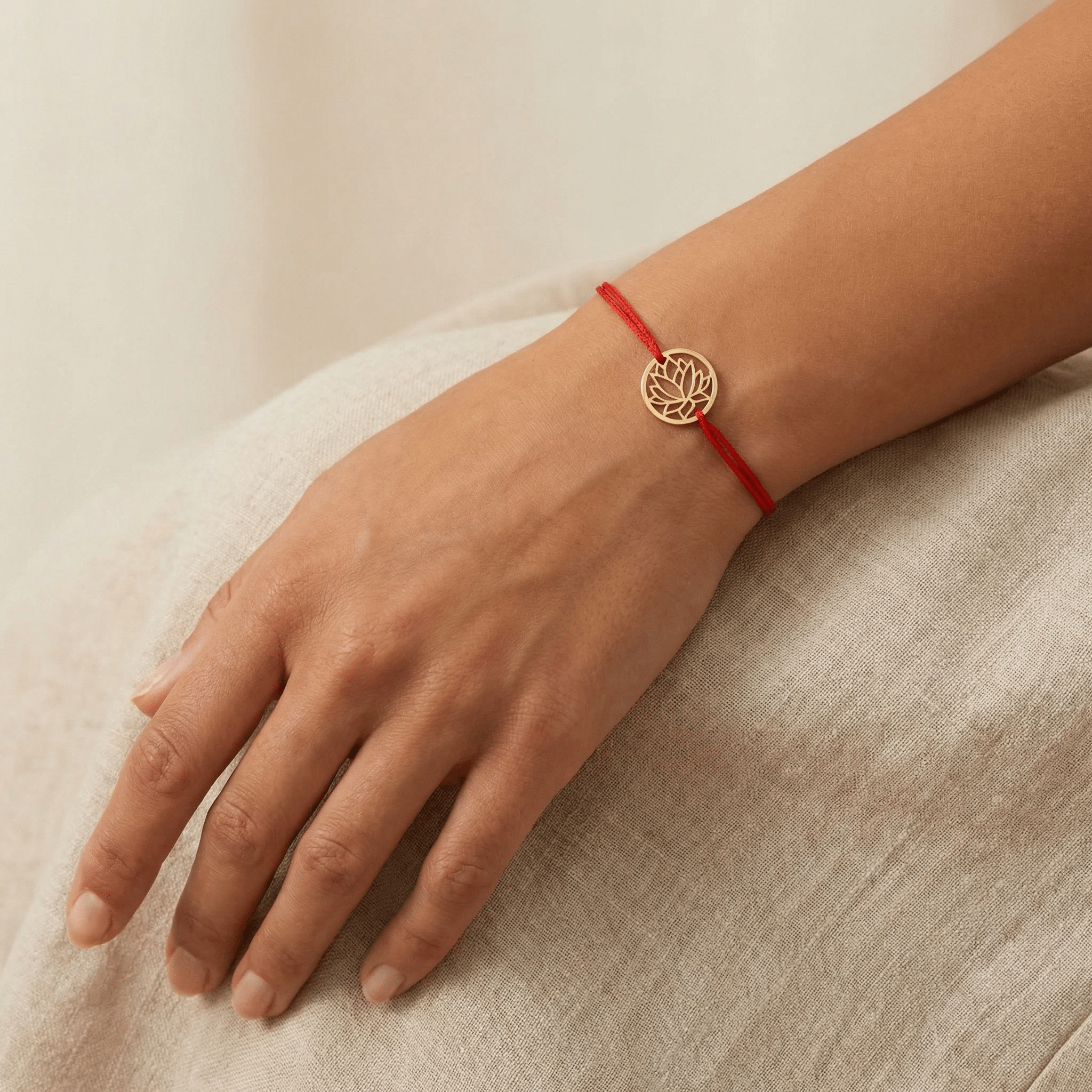 Brățară Aur 14K cu Șnur și Bănuț Lotus – Simbolul Purității cu Garanție și Cutie Cadou