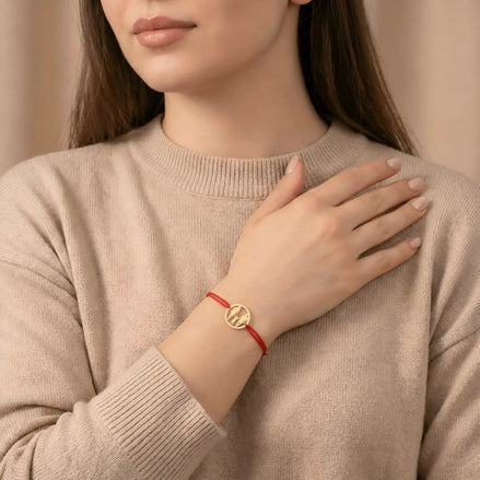 Brățară aur 14K — detaliu bănuț mamă și băiat gravați din aur și noduri culisante șnur reglabil