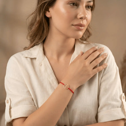 Brățară aur 14K — detaliu bănuț valuri stilizate gravate din aur și noduri culisante șnur