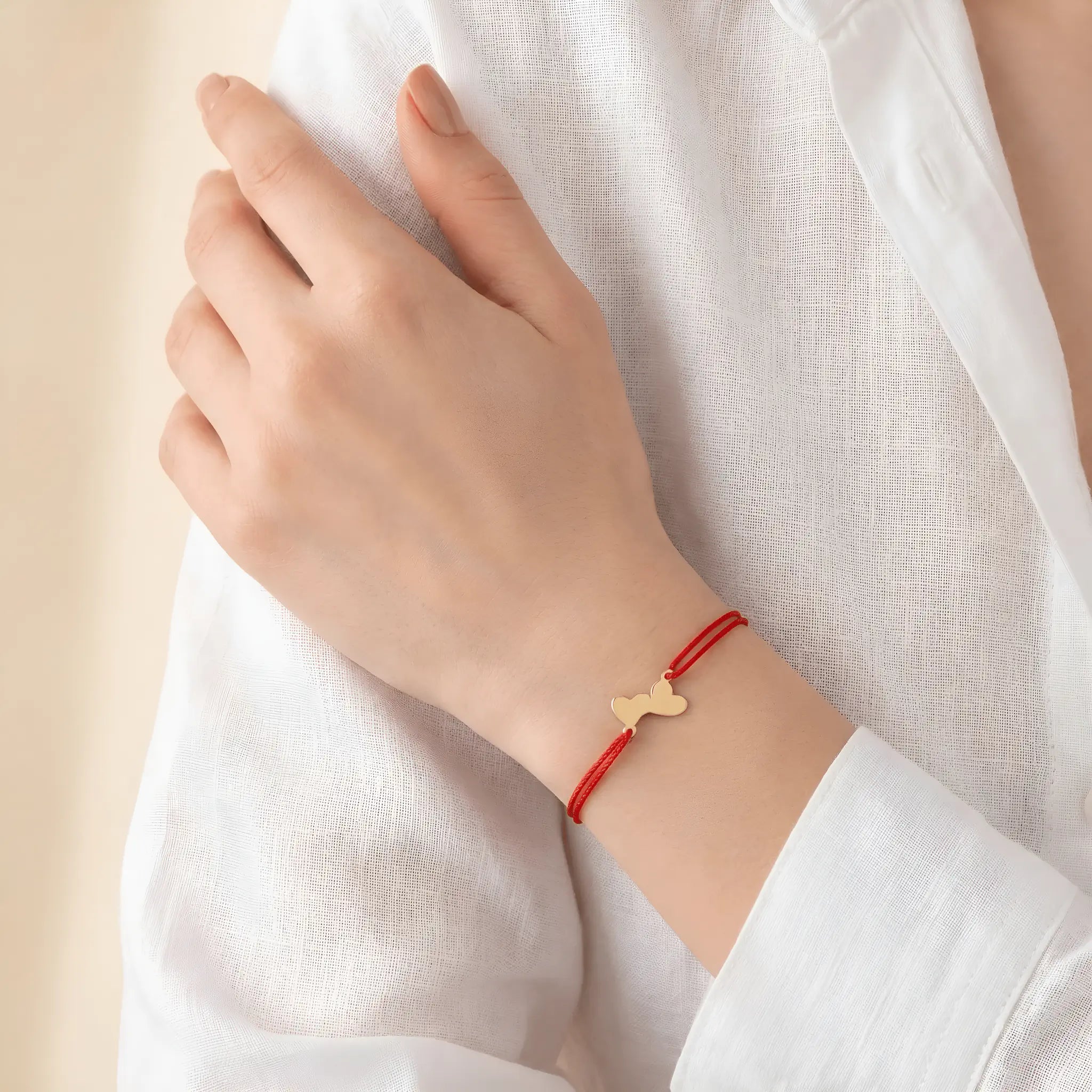 Brățară aur 14K două inimi detaliu lifestyle