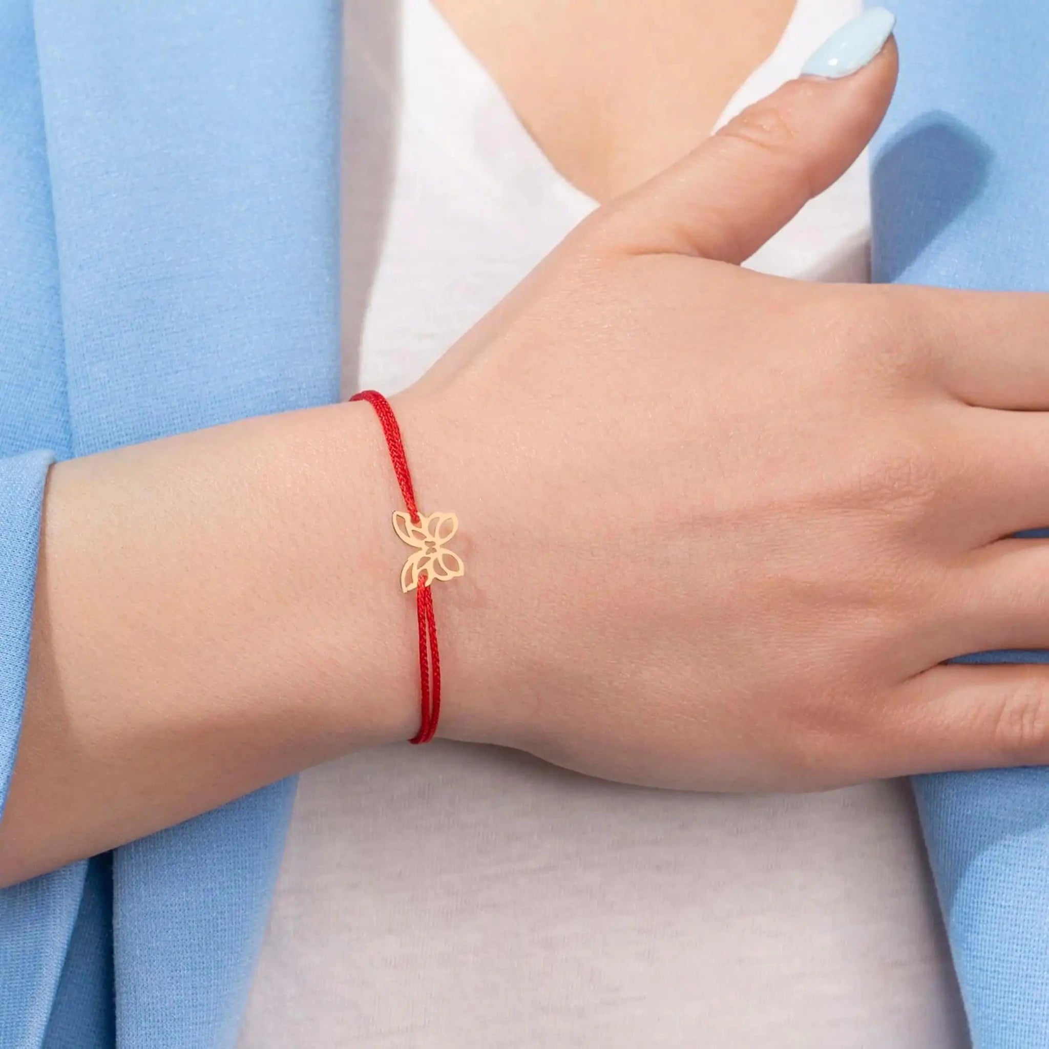 Brățară aur 14K fluture pe încheietură damă cu șnur roșu textil împletit