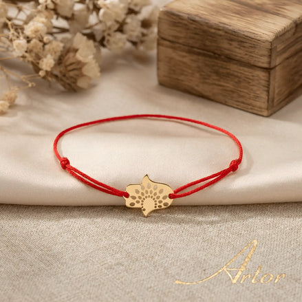 Brățară aur 14K cu șnur roșu și pandantiv Mâna Hamsa 12×9.5 mm cu decor floral granulat