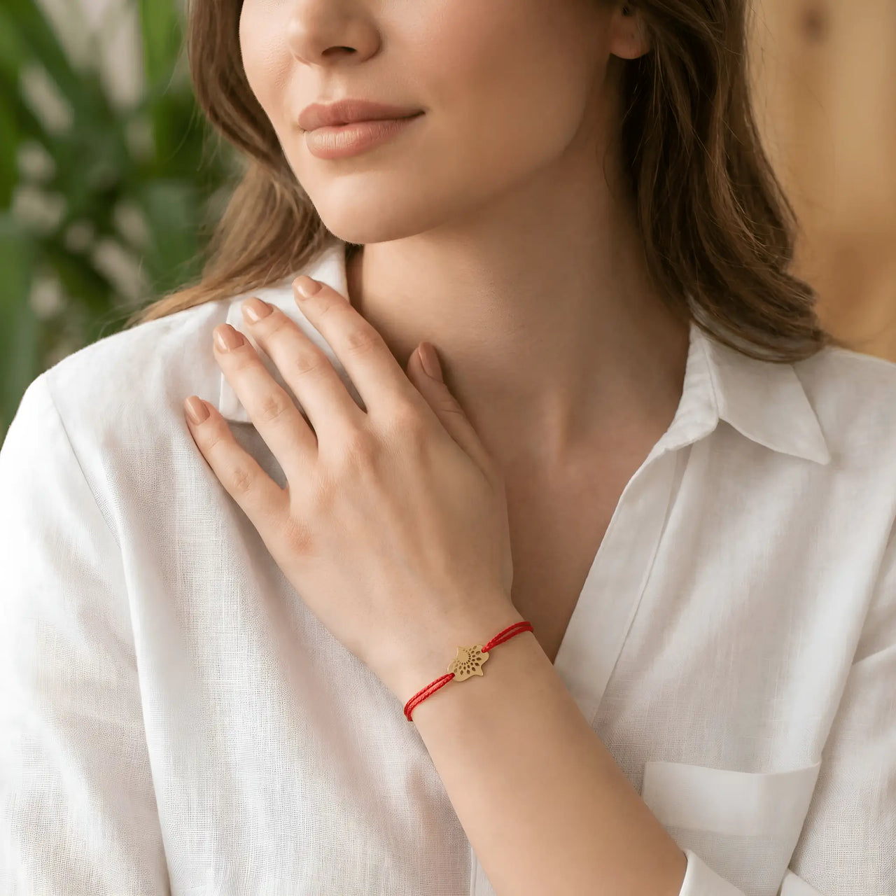Brățară aur 14K Mâna Hamsa detaliu styling pe șnur roșu reglabil