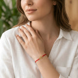 Brățară aur 14K Mâna Hamsa detaliu styling pe șnur roșu reglabil