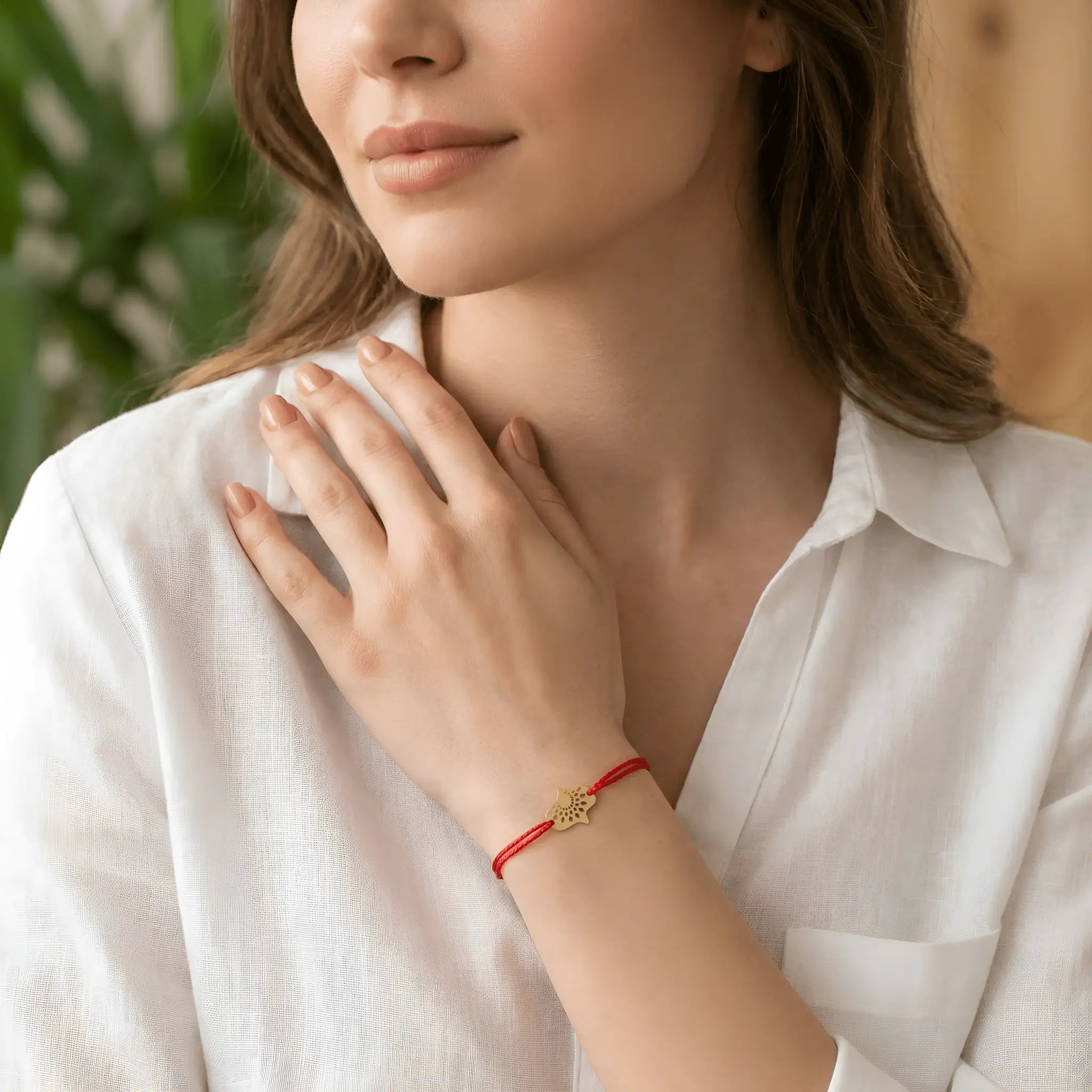 Brățară aur 14K Mâna Hamsa detaliu styling pe șnur roșu reglabil