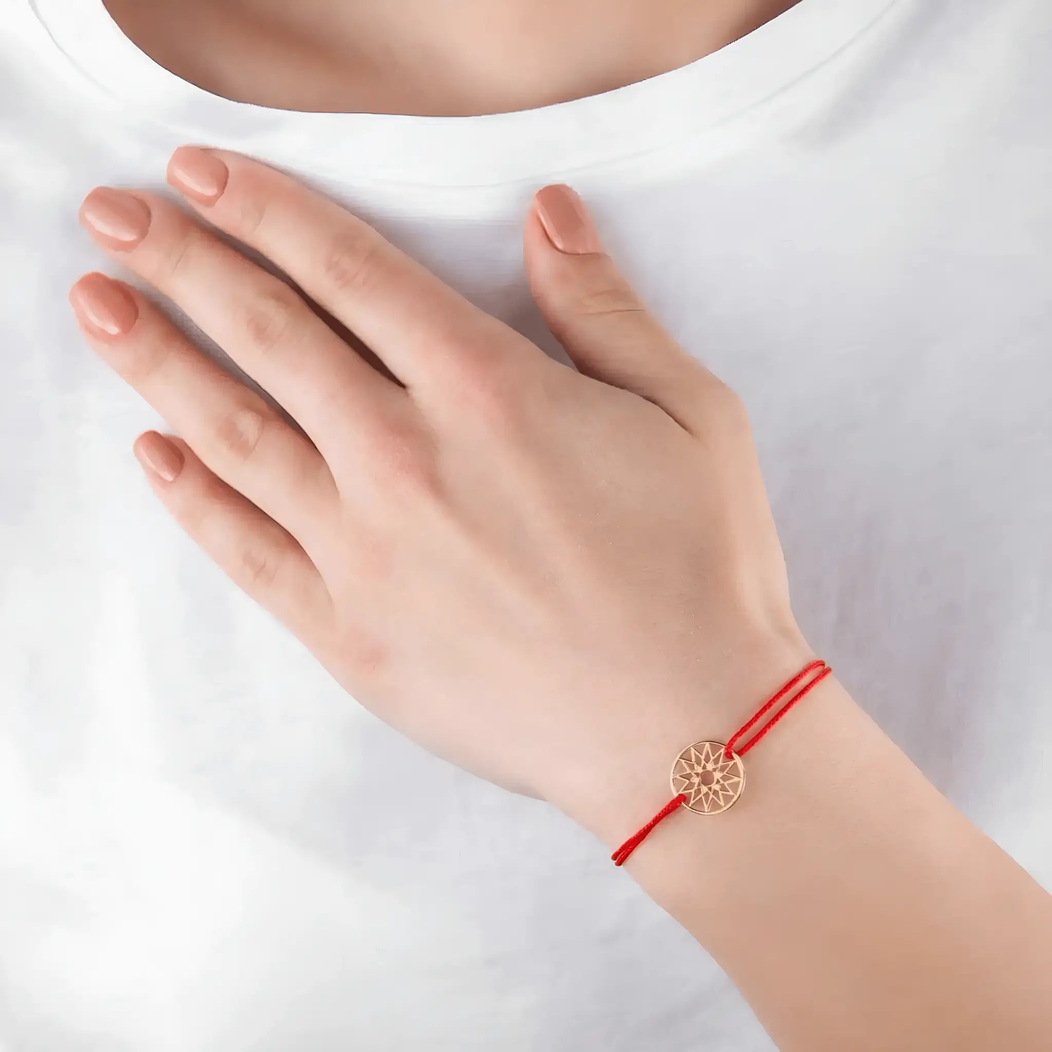 Brățară aur 14K floarea soarelui purtată pe încheietura damă cu ținută bluză albă