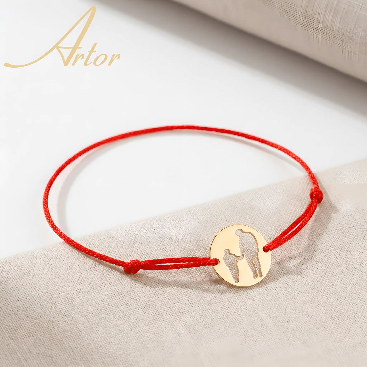 Brățară aur 14K cu șnur roșu și pandantiv bănuț tată și copil 14×14 mm