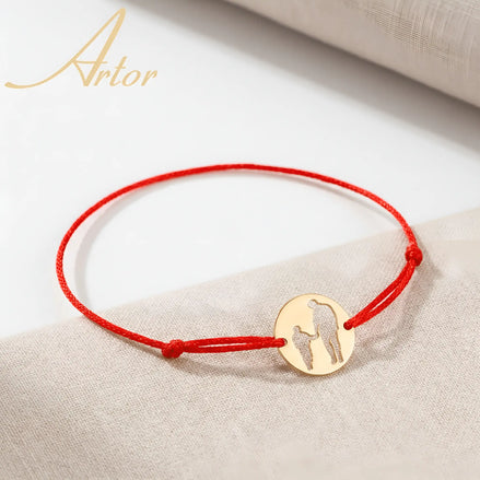 Brățară aur 14K cu șnur roșu și pandantiv bănuț tată și copil 14×14 mm