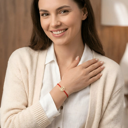 Detaliu brățară aur 14K bănuț Copacul Vieții cu rădăcini și coroană pe șnur roșu