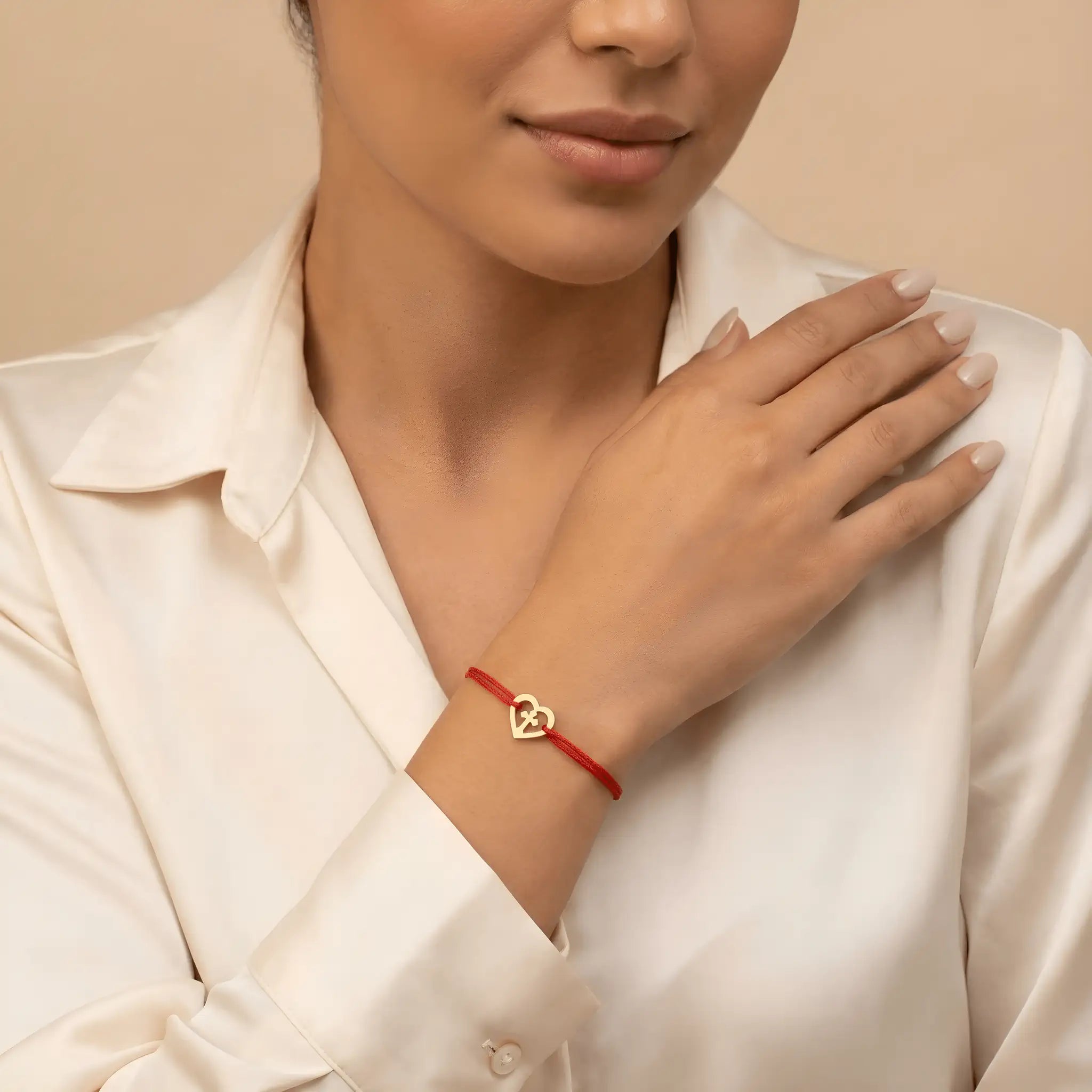 Detaliu pandantiv inimă cu cruce aur 14K pe șnur roșu textil împletit